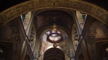 Kilisenin içinde kamera hareketi. Eski Katedral, Hristiyan Ortodoks Kilisesi. İç duvar resimlerinin içinde ikonlar olan eski tarihi bir bina. Yavaş çekim.