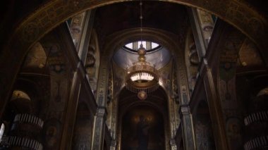 Kilisenin içinde kamera hareketi. Eski Katedral, Hristiyan Ortodoks Kilisesi. İç duvar resimlerinin içinde ikonlar olan eski tarihi bir bina. Yavaş çekim.