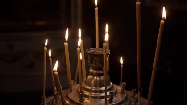 Kerzen Brennen Einer Orthodoxen Kirche Wachskerzen Brennen Dunkeln Der Kirche — Stockvideo