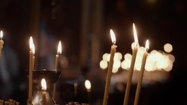 Velas Ardem Numa Igreja Ortodoxa Velas Cera Queimar Escuro Igreja — Vídeo de Stock