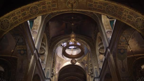 教堂内的摄像运动 古老的大教堂 基督教正教会 古老的历史建筑 有图标 内墙的绘画 慢动作 — 图库视频影像