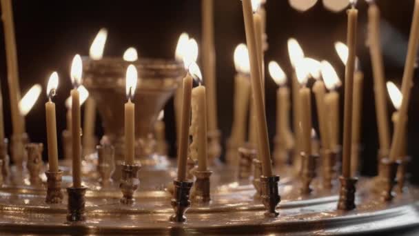 Kerzen Brennen Einer Orthodoxen Kirche Wachskerzen Brennen Dunkeln Der Kirche — Stockvideo