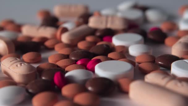 Molte Pillole Versano Sfondo Bianco Pillole Diverse Che Cadono Molte — Video Stock