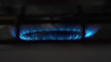 Eski gaz sobası yakın çekim görüntüsü. Mutfak gaz ocağı. Ocağın üzerindeki gaz ocağının yakın çekimi. Mavi gaz alevi. 25 FPS, 4k