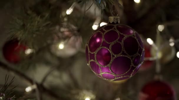 Silvestrovská Hračka Smrkové Větvi Vánoční Fialová Kulatá Vrstva Rozmazané Pozadí — Stock video