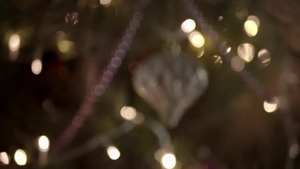 Nieuwjaarsspeelgoed Een Dennenboom Slinger Onscherp Wazige Achtergrond Versierde Kerstboom Een — Stockvideo