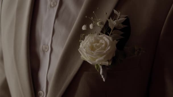 新郎外套上的Boutonniere新郎的婚纱的特写 新郎婚纱的一个元素 新郎的婚礼早上 慢动作 4K镜头 — 图库视频影像
