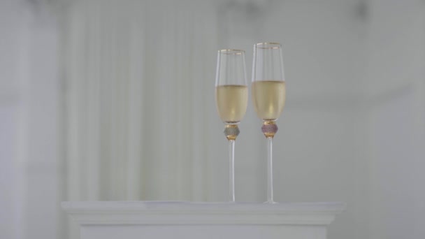 Due Bicchieri Champagne Bouquet Sposa Sfondo Chiaro Primo Piano Due — Video Stock