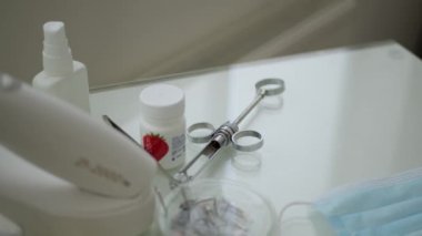 Doktorun metal aletleri masanın üzerinde. Anestezi için şırınga. Dişçilik.