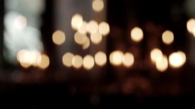 Mum ışıklarının kırmızı ve sarı bokeh renkleri. Yanan mumlar Odaklanma Klipsi İçin Bulanık.