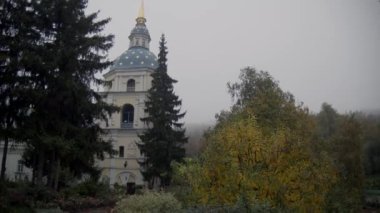 Vydubychi Manastırı 'nın çan kulesi. Sonbaharda Ortodoks manastırının avlusu.