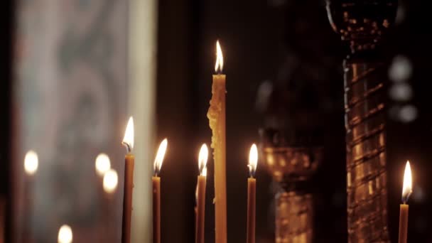 Зажигание Свечей Православной Церкви Восковые Свечи Горят Темноте Церкви Против — стоковое видео