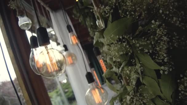 Grünes Hochzeitsprädium Restaurant Mit Glühbirnen Und Floralen Elementen Hochzeitsdekor Led — Stockvideo