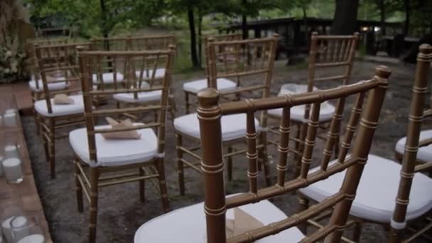 Drewniane Krzesła Dekoracji Weselu Dekoracja Ślubna Miejsce Imprezę Powoli Przesuń — Wideo stockowe
