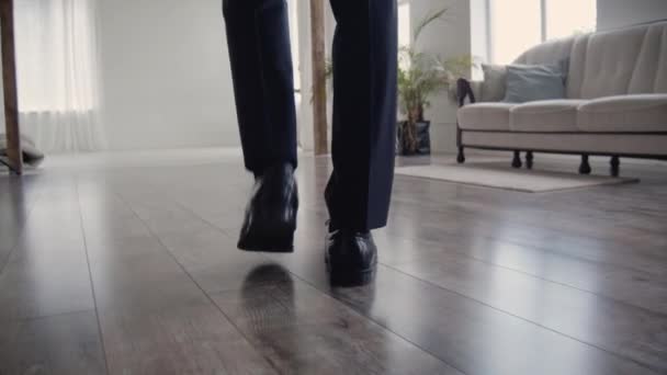 Man Met Zwarte Leren Schoenen Binnen Benen Dicht Dure Zwarte — Stockvideo