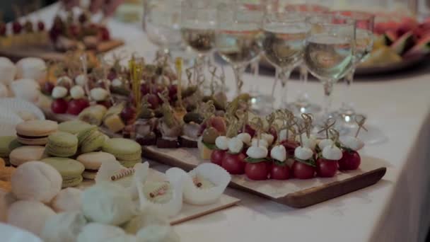 イベントでの食事は カナプスと指の食べ物 ケータリングビジネスビュッフェテーブル 子供のパーティーや結婚式のためのイベントの企業の誕生日のお祝いでケータリング — ストック動画