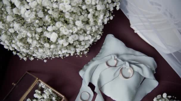 花嫁の朝でした ウェディングアクセサリー 結婚式の花束 結婚指輪のクローズアップウェディングアクセサリー — ストック動画