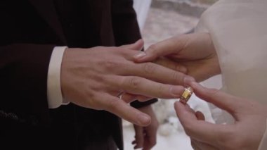 Gelin düğün töreninde damadın parmağına yüzük takar. Yeni evliler düğün töreninde yüzüklerini takıyorlar..