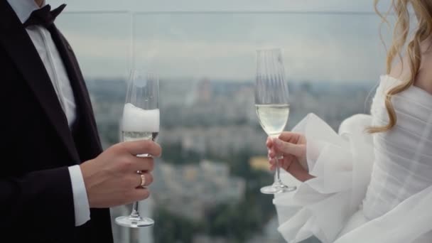 Vackert Ungt Par Med Glas Champagne Nygifta Brud Och Brudgummens — Stockvideo