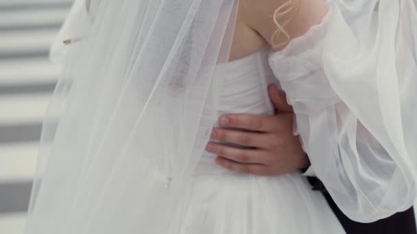 Bruden Armarna Brudgummen Närbild Nygifta Kramas Ett Par Omfamnar Ömt — Stockvideo