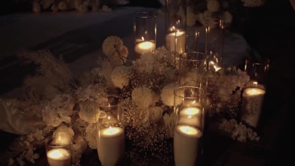 Díszterem Belső Részletei Esküvői Dekoráció Gyertyákkal Buli Fények Gyönyörű Gyertyák — Stock videók