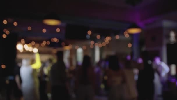 ダンスフロアで踊る人々のシルエットと素晴らしい結婚式パーティーの控えめなビュー スローモーション — ストック動画