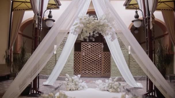 Decoração Casamento Área Cerimónia Casamento Arco Decorado Com Flores Tecido — Vídeo de Stock