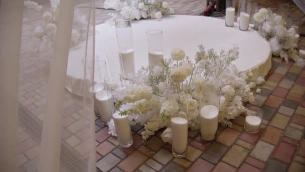 Vnitřní Detaily Hostinského Sálu Svatební Výzdoba Svíčkami Bílými Květy Slavnostní — Stock video