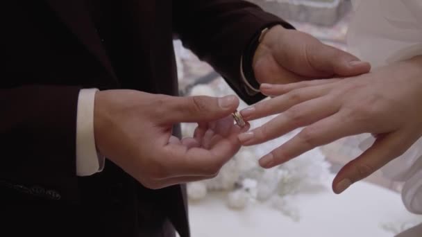Damat Düğün Töreninde Gelinin Parmağına Yüzük Takar Yeni Evli Çift — Stok video