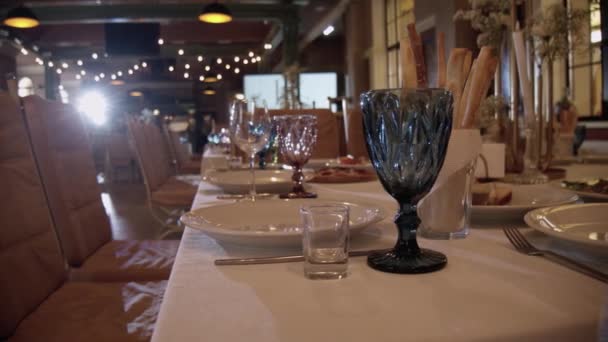 結婚式のテーブルを飾る 結婚式のレセプションテーブル設定 スローモーション — ストック動画