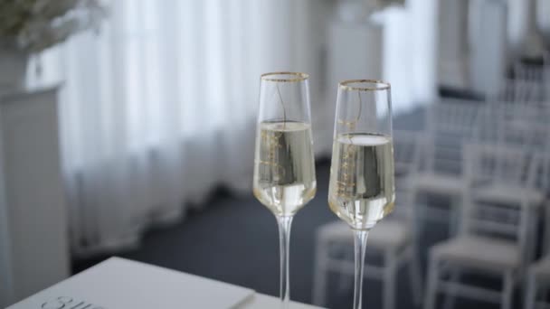明るい背景に2杯のシャンパン シャンパン付きの2つのウェディンググラス ウェディングの詳細 — ストック動画