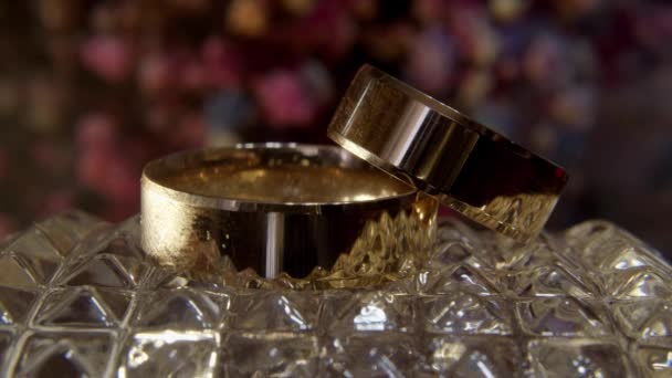 Svatební Prsteny Zblízka Svítí Září Prsteny Dva Zlaté Snubní Prsteny — Stock video