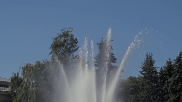 Fontäne Gegen Den Blauen Himmel Spritzender Springbrunnen Explosive Wasserbewegung Der — Stockvideo