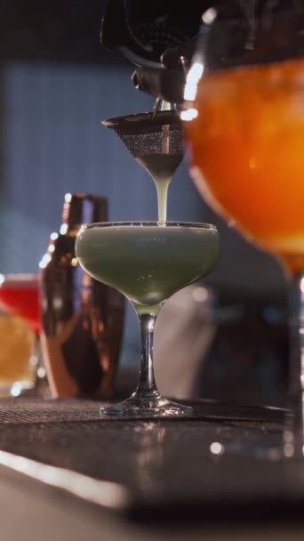 Camarero Profesional Prepara Cóctel Alcohólico Verde Para Los Clientes Bar — Vídeos de Stock