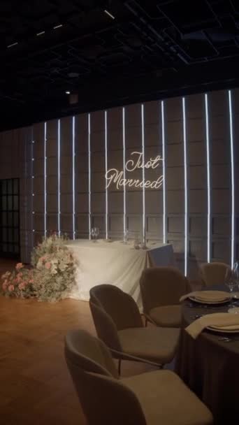 Κομψή Διακόσμηση Του Γαμήλιου Τραπεζιού Φωτεινή Επιγραφή Just Married Νέον — Αρχείο Βίντεο