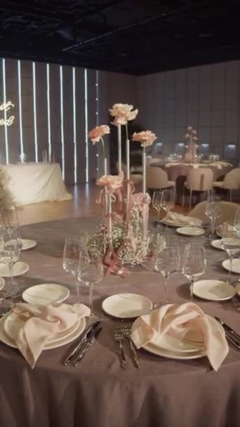 Весільна Квіткова Композиція Столі Рожевих Бежевих Тонах Флористичні Композиції Троянд — стокове відео