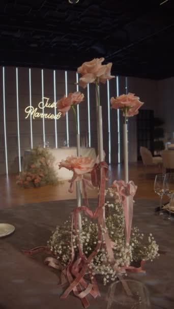 Arreglo Floral Nupcial Sobre Mesa Colores Rosa Beige Composiciones Florísticas — Vídeo de stock