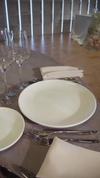 侍者在装饰华丽的婚宴桌上端上一道菜 手里拿着沙拉 侍者的手把一盘沙拉放在桌上 垂直录像 — 图库视频影像