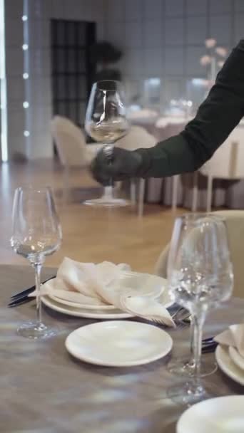 Υπηρέτησε Τραπέζια Για Διακοπές Εστιατόριο Ποτήρια Πιάτα Μαχαιροπήρουνα Χαρτοπετσέτες Γάμο — Αρχείο Βίντεο