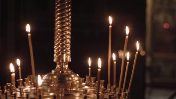 Ortodoks Kilisesinde Mum Yakmak Mumlar Karanlıkta Karanlıkta Karanlığa Karşı Yanar — Stok video