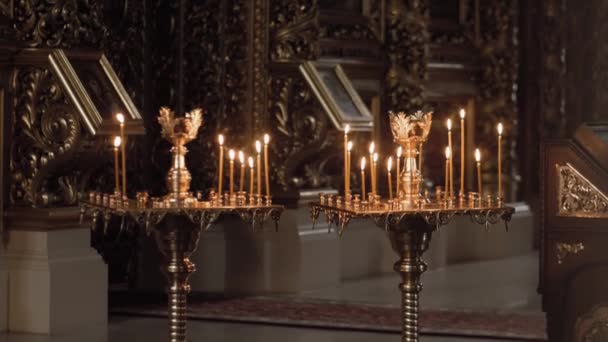 Velas Encendidas Iglesia Ortodoxa Las Velas Cera Arden Oscuridad Iglesia — Vídeo de stock