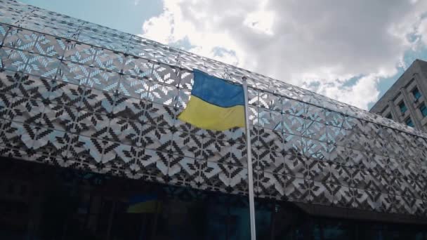 Украинский Национальный Флаг Развивается Ветру Государственный Флаг Украины Видео Замедленного — стоковое видео