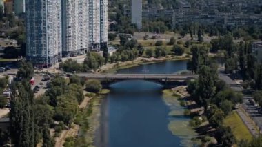 Şehir manzarası, Dinyeper Nehri 'nin kıyısındaki yüksek binalardan. Ukrayna, Kyiv 'deki Rusanivka bölgesinin görüntüleri.