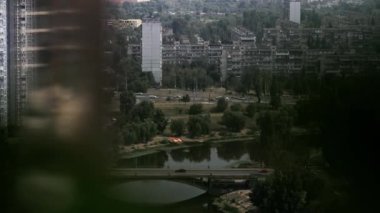 Şehir manzarası, Dinyeper Nehri 'nin kıyısındaki yüksek binalardan. Ukrayna, Kyiv 'deki Rusanivka bölgesinin görüntüleri.