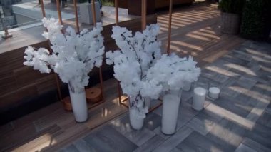 Zarif beyaz sahte kiraz çiçekleri. Düğün dekoru elementi. Beyaz çiçeklerin çiçek aranjmanı. Düğün töreni..