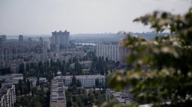 Çatıdan Kiev City, Ukrayna 'ya kadar şehrin manzarası. Şehrin uyuma alanının panoramik görüntüsü. Üst aşağı kamera hareketi.