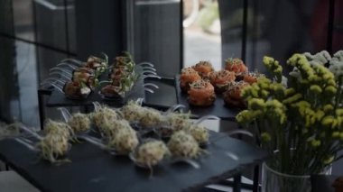 Etkinlik kanapeleri ve parmak yiyecekleri. Parti ya da düğün kurumsal doğum günü kutlamalarında yemek masasında yemek servisi.. 