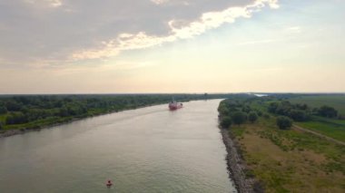 Romanya 'daki Tuna nehrinde görülen bir doğalgaz nakliye gemisinin hava görüntüleri. Görüntüler, nehrin üzerinde ilerlerken, gemiyi arkadan kovalayan bir İHA tarafından çekildi..