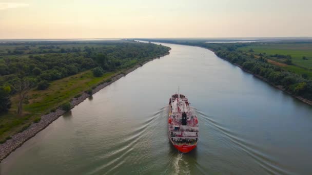 ルーマニアのドナウ川で見られたガス輸送船の空中映像 川の上を飛んでいる間にドローンから映像が撮影され 後ろから船を追いかけました — ストック動画