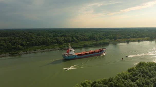 ルーマニアのドナウ川で見られたガス輸送船の空中映像 川の上で船を眺めながら船と平行に飛行している間に ドローンから映像が撮影されました — ストック動画